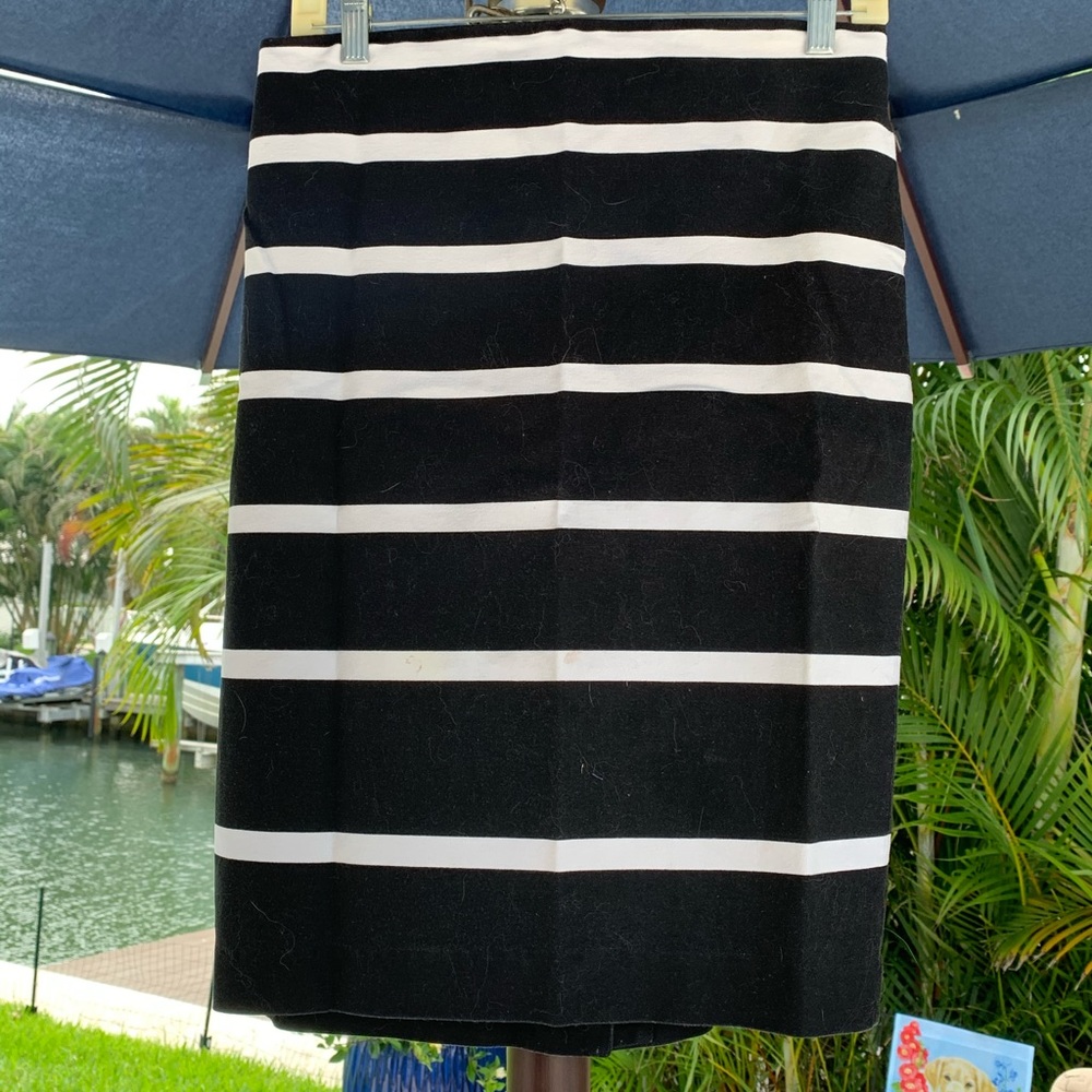 Like new Black & White pencil skirt